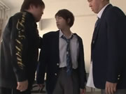 日本學生妹 唯井真尋 被班里的男同學們瘋狂強暴